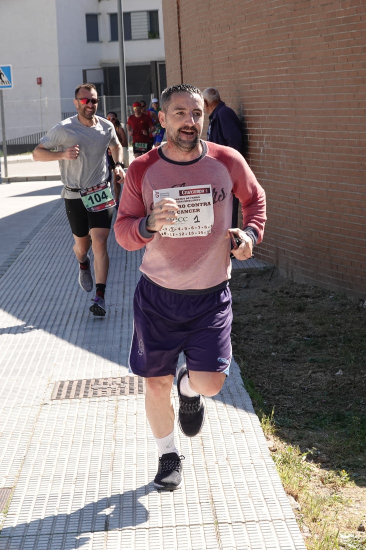 Manuel Santiago entra vistorioso a meta en la prueba de fondo de Loja. También lo hace victoriosa la más veterana de la cita. Y cientos de corredores desilan camino de la llegada al tartán.