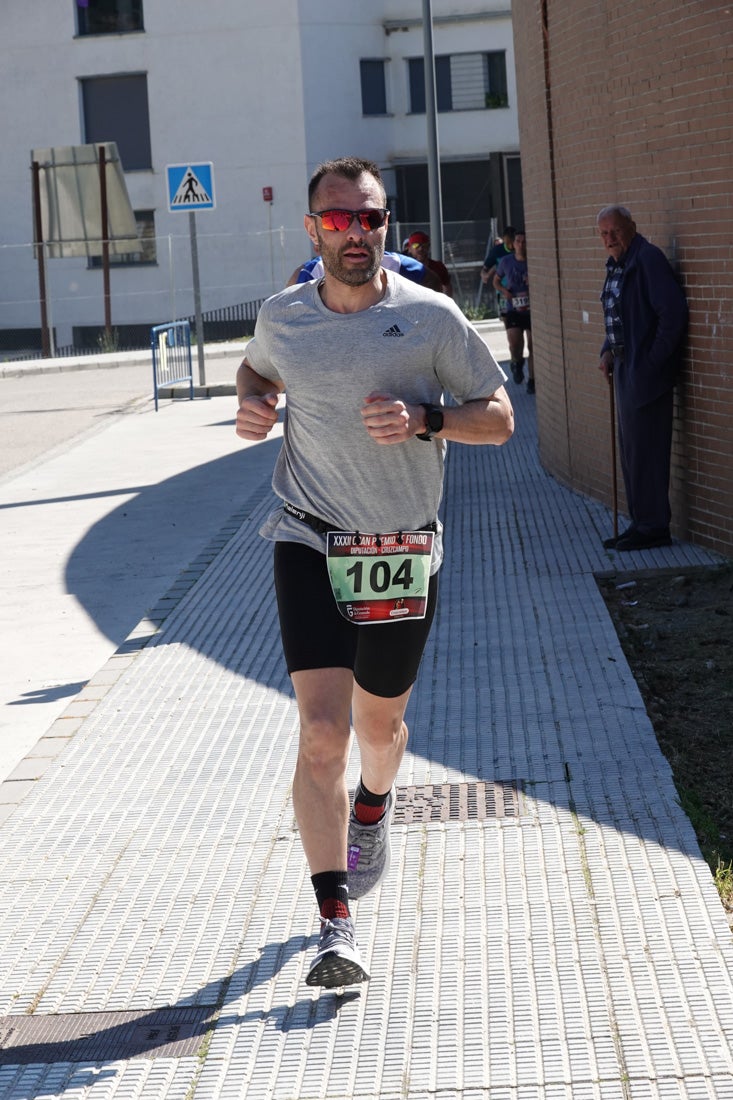 Manuel Santiago entra vistorioso a meta en la prueba de fondo de Loja. También lo hace victoriosa la más veterana de la cita. Y cientos de corredores desilan camino de la llegada al tartán.