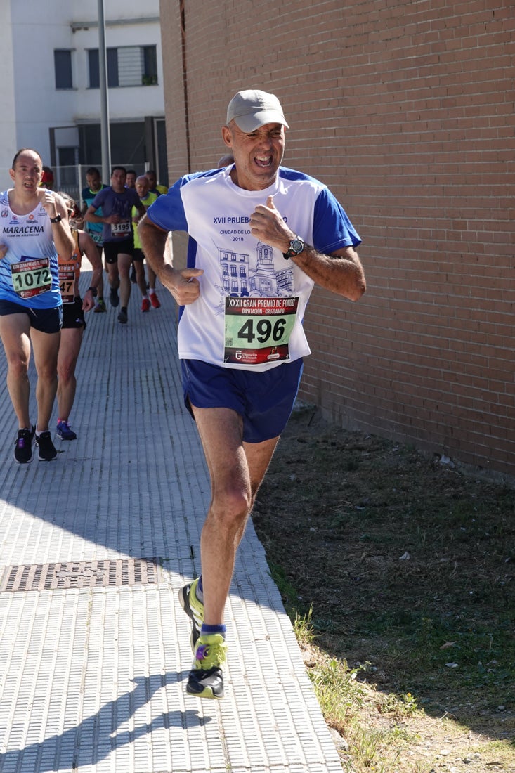 Manuel Santiago entra vistorioso a meta en la prueba de fondo de Loja. También lo hace victoriosa la más veterana de la cita. Y cientos de corredores desilan camino de la llegada al tartán.