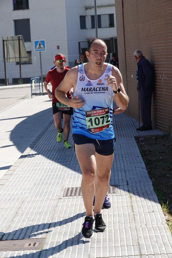 Manuel Santiago entra vistorioso a meta en la prueba de fondo de Loja. También lo hace victoriosa la más veterana de la cita. Y cientos de corredores desilan camino de la llegada al tartán.