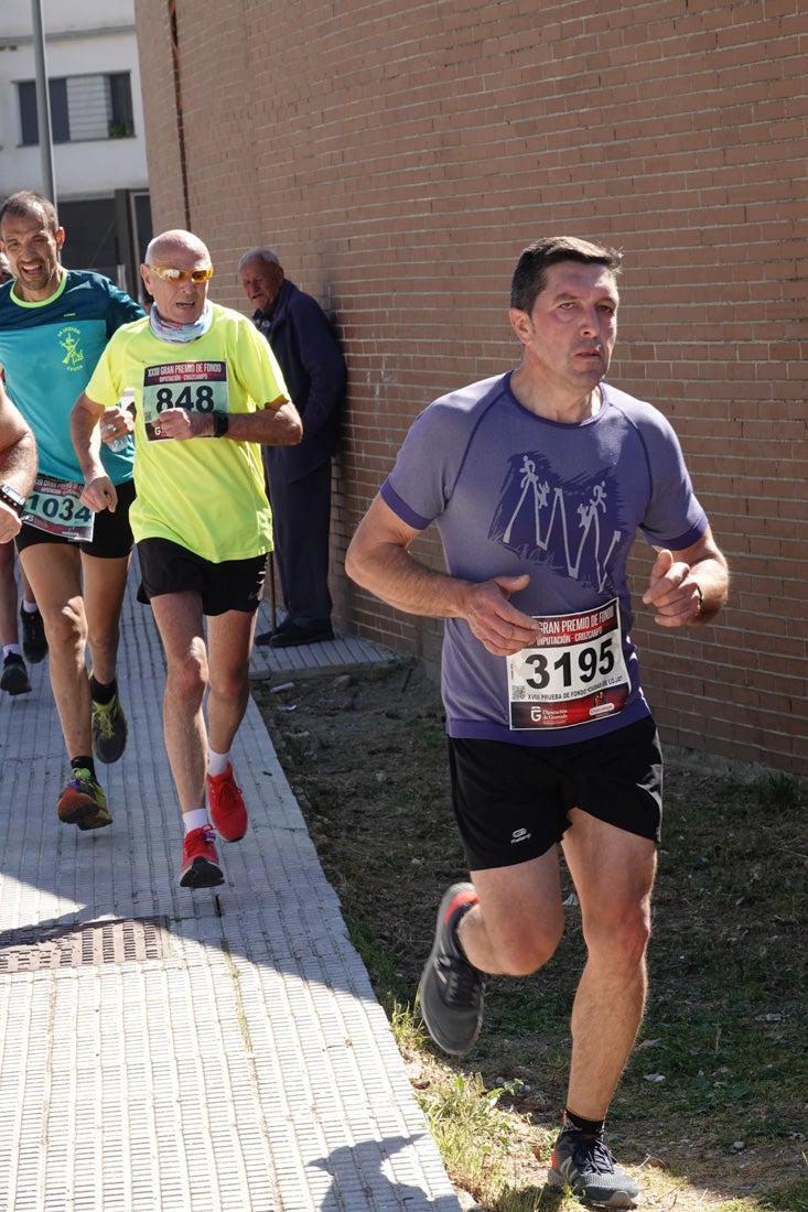 Manuel Santiago entra vistorioso a meta en la prueba de fondo de Loja. También lo hace victoriosa la más veterana de la cita. Y cientos de corredores desilan camino de la llegada al tartán.