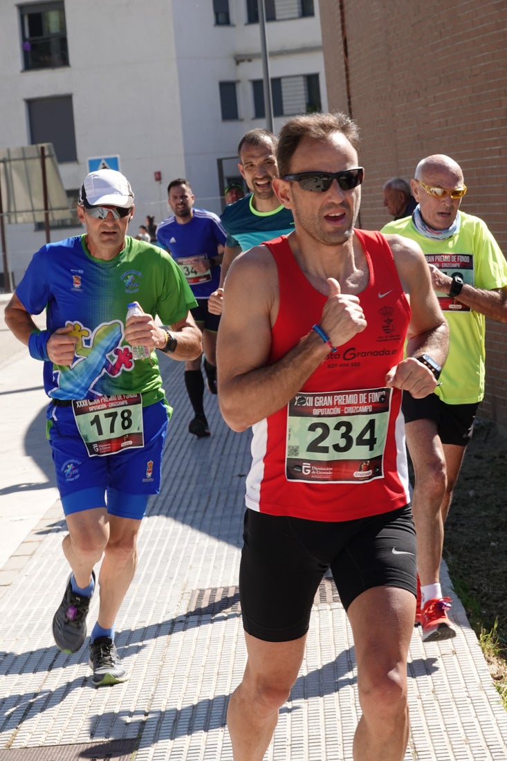 Manuel Santiago entra vistorioso a meta en la prueba de fondo de Loja. También lo hace victoriosa la más veterana de la cita. Y cientos de corredores desilan camino de la llegada al tartán.