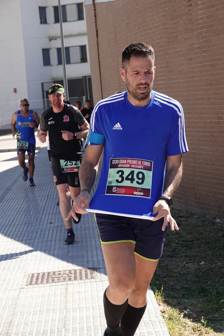 Manuel Santiago entra vistorioso a meta en la prueba de fondo de Loja. También lo hace victoriosa la más veterana de la cita. Y cientos de corredores desilan camino de la llegada al tartán.