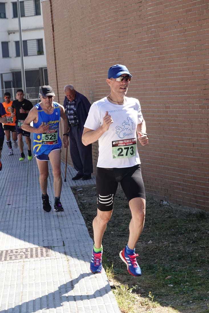 Manuel Santiago entra vistorioso a meta en la prueba de fondo de Loja. También lo hace victoriosa la más veterana de la cita. Y cientos de corredores desilan camino de la llegada al tartán.