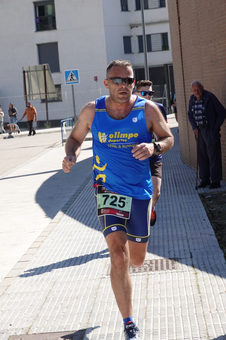 Manuel Santiago entra vistorioso a meta en la prueba de fondo de Loja. También lo hace victoriosa la más veterana de la cita. Y cientos de corredores desilan camino de la llegada al tartán.