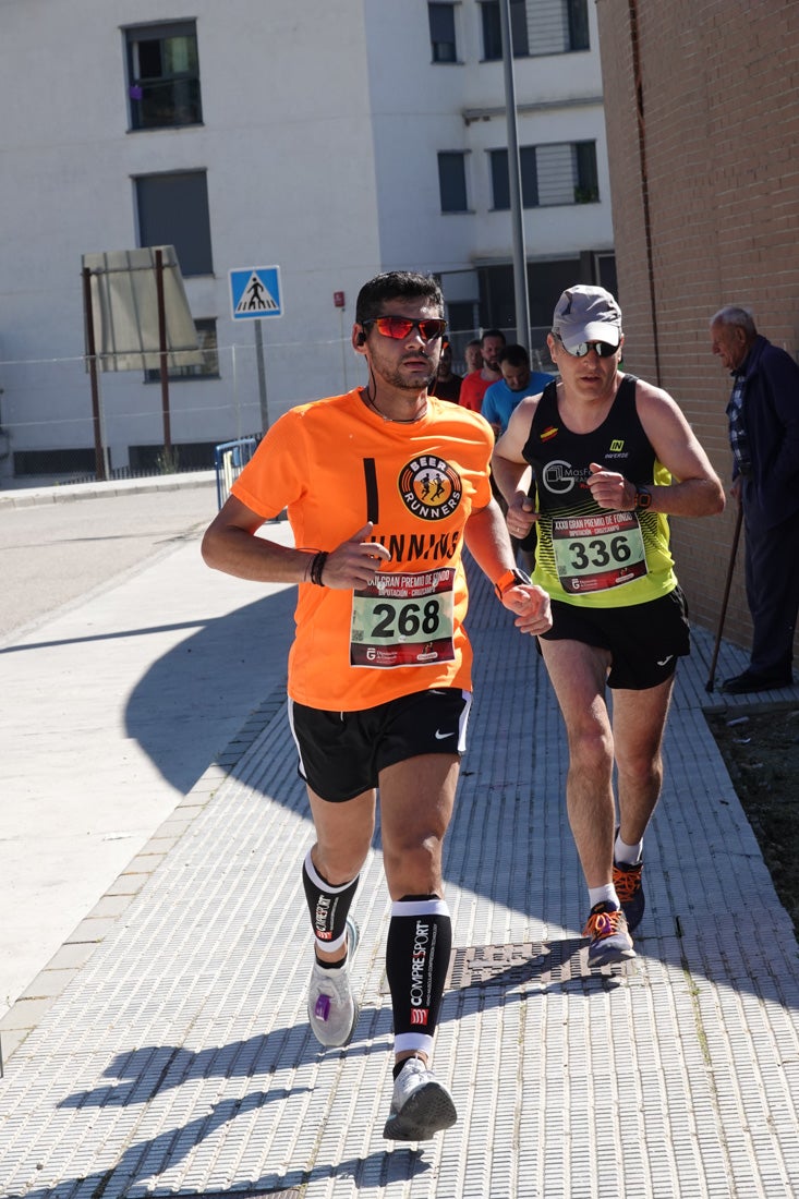 Manuel Santiago entra vistorioso a meta en la prueba de fondo de Loja. También lo hace victoriosa la más veterana de la cita. Y cientos de corredores desilan camino de la llegada al tartán.