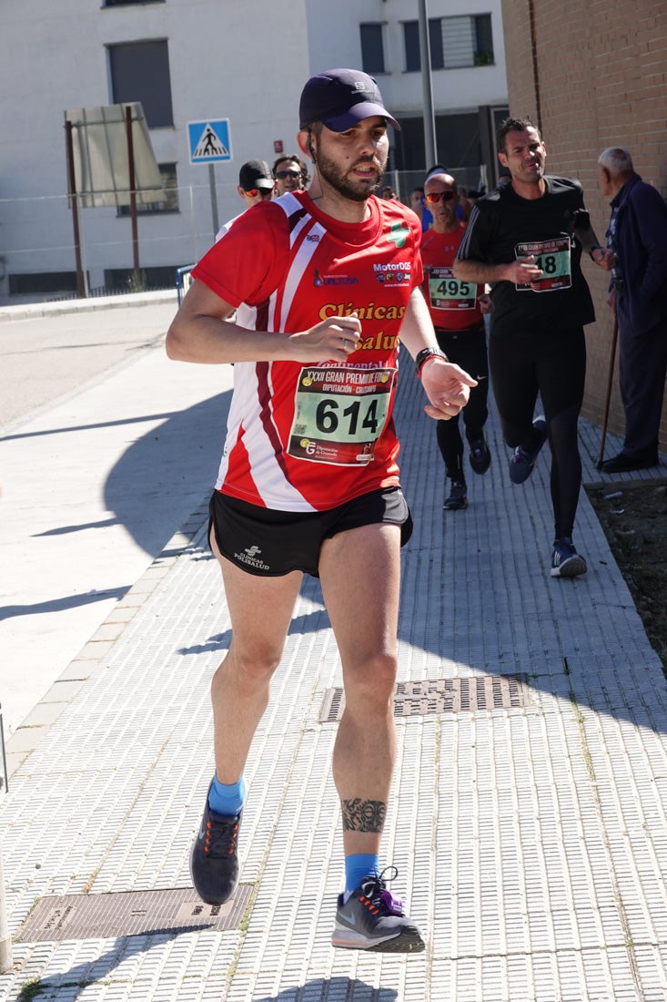 Manuel Santiago entra vistorioso a meta en la prueba de fondo de Loja. También lo hace victoriosa la más veterana de la cita. Y cientos de corredores desilan camino de la llegada al tartán.