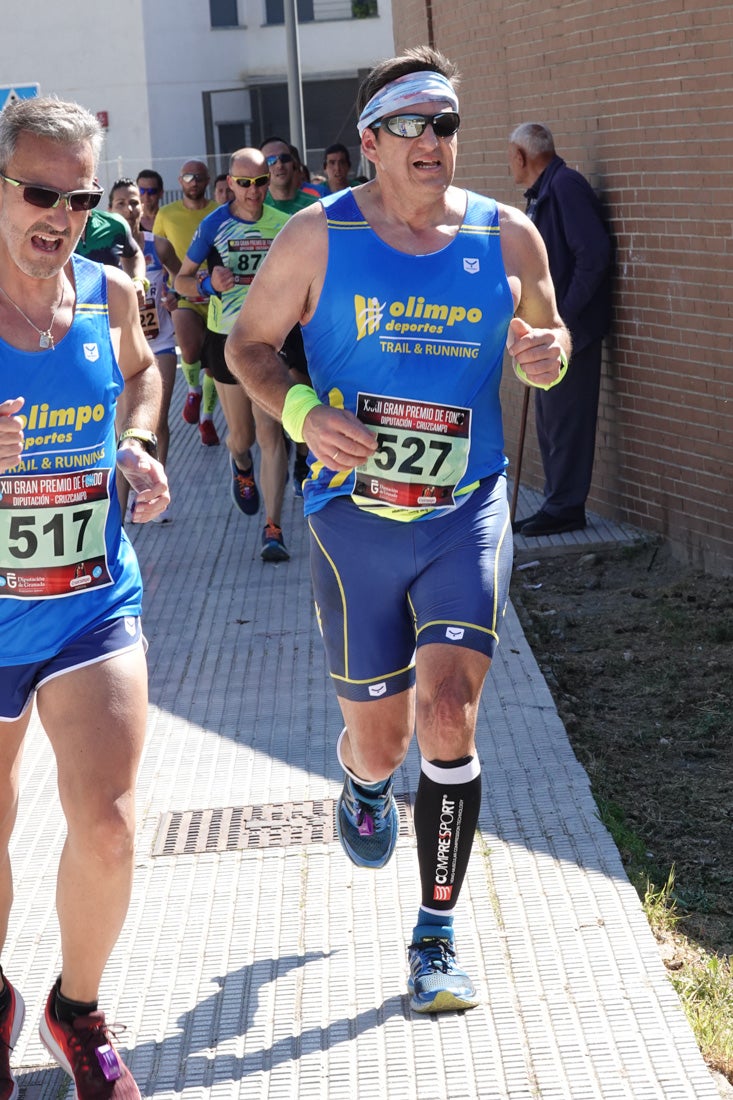 Manuel Santiago entra vistorioso a meta en la prueba de fondo de Loja. También lo hace victoriosa la más veterana de la cita. Y cientos de corredores desilan camino de la llegada al tartán.