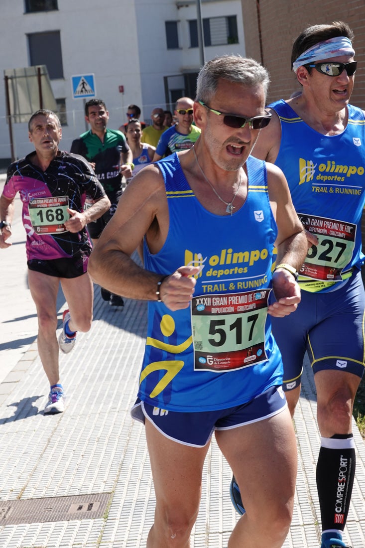 Manuel Santiago entra vistorioso a meta en la prueba de fondo de Loja. También lo hace victoriosa la más veterana de la cita. Y cientos de corredores desilan camino de la llegada al tartán.