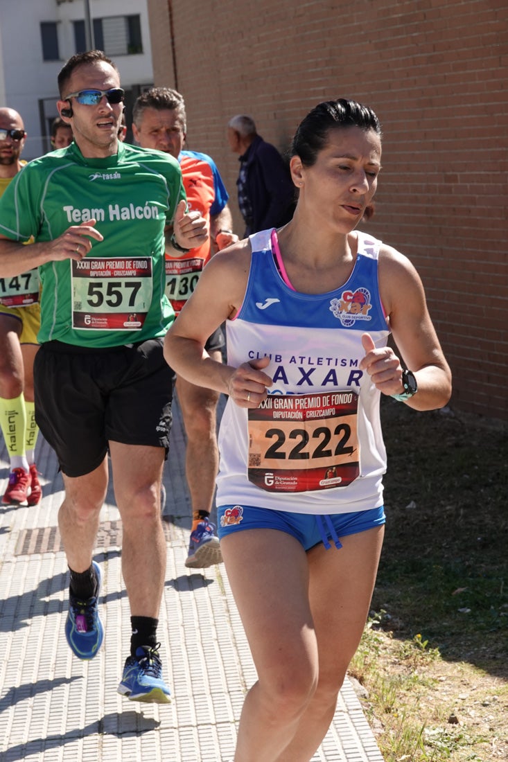 Manuel Santiago entra vistorioso a meta en la prueba de fondo de Loja. También lo hace victoriosa la más veterana de la cita. Y cientos de corredores desilan camino de la llegada al tartán.