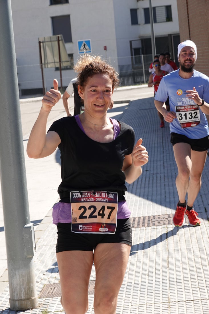 Manuel Santiago entra vistorioso a meta en la prueba de fondo de Loja. También lo hace victoriosa la más veterana de la cita. Y cientos de corredores desilan camino de la llegada al tartán.