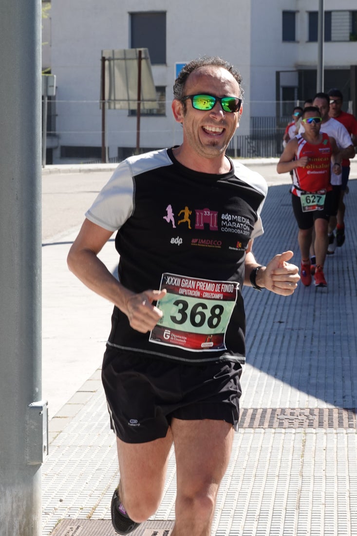 Manuel Santiago entra vistorioso a meta en la prueba de fondo de Loja. También lo hace victoriosa la más veterana de la cita. Y cientos de corredores desilan camino de la llegada al tartán.