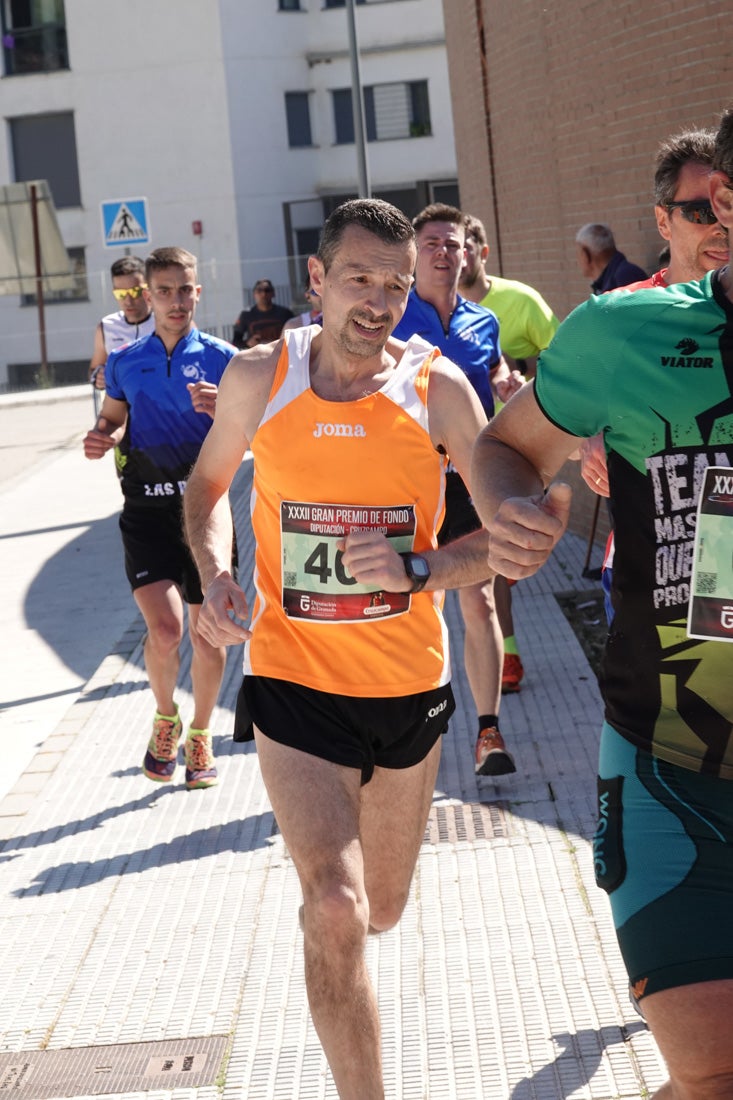 A algunos participantes parece que los 10 kilómetros del reccorido de la prueba de fondo de Loja se les hace leve a tenor de sus sonrisas y buen rollo. Otros en cambio parecen sufrir más o simplemente se concentran para disfrutar de la carrera.