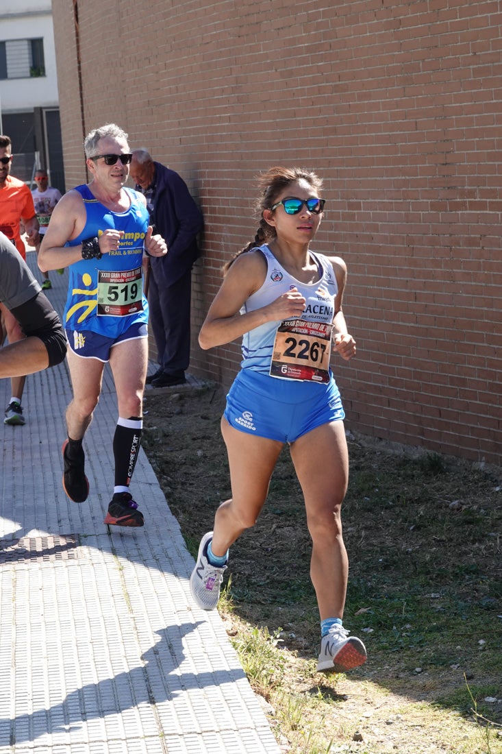 A algunos participantes parece que los 10 kilómetros del reccorido de la prueba de fondo de Loja se les hace leve a tenor de sus sonrisas y buen rollo. Otros en cambio parecen sufrir más o simplemente se concentran para disfrutar de la carrera.