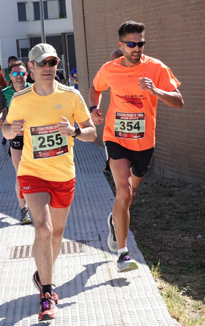 A algunos participantes parece que los 10 kilómetros del reccorido de la prueba de fondo de Loja se les hace leve a tenor de sus sonrisas y buen rollo. Otros en cambio parecen sufrir más o simplemente se concentran para disfrutar de la carrera.