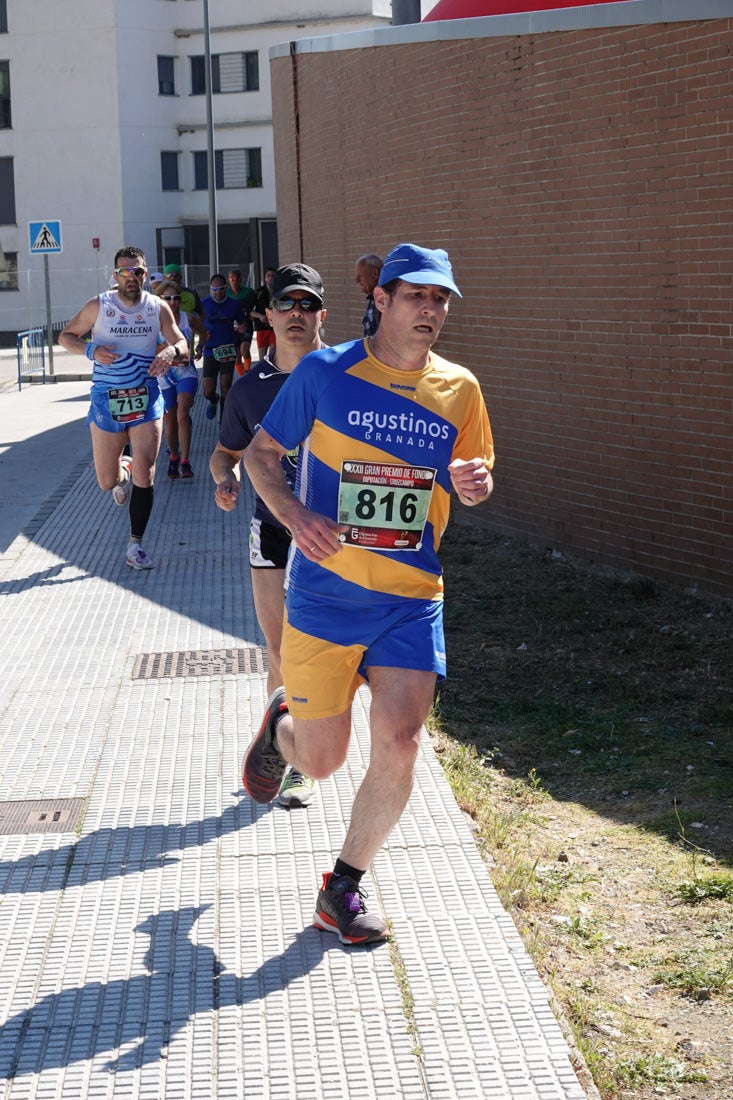 A algunos participantes parece que los 10 kilómetros del reccorido de la prueba de fondo de Loja se les hace leve a tenor de sus sonrisas y buen rollo. Otros en cambio parecen sufrir más o simplemente se concentran para disfrutar de la carrera.