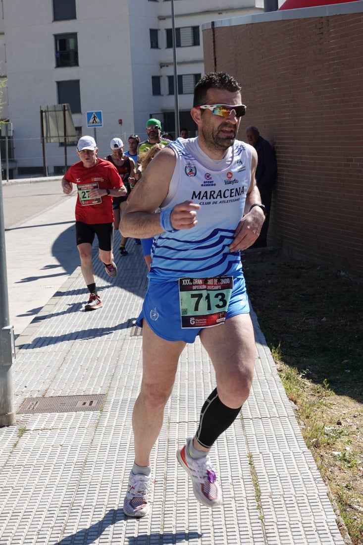 A algunos participantes parece que los 10 kilómetros del reccorido de la prueba de fondo de Loja se les hace leve a tenor de sus sonrisas y buen rollo. Otros en cambio parecen sufrir más o simplemente se concentran para disfrutar de la carrera.