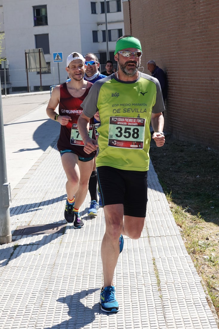 A algunos participantes parece que los 10 kilómetros del reccorido de la prueba de fondo de Loja se les hace leve a tenor de sus sonrisas y buen rollo. Otros en cambio parecen sufrir más o simplemente se concentran para disfrutar de la carrera.