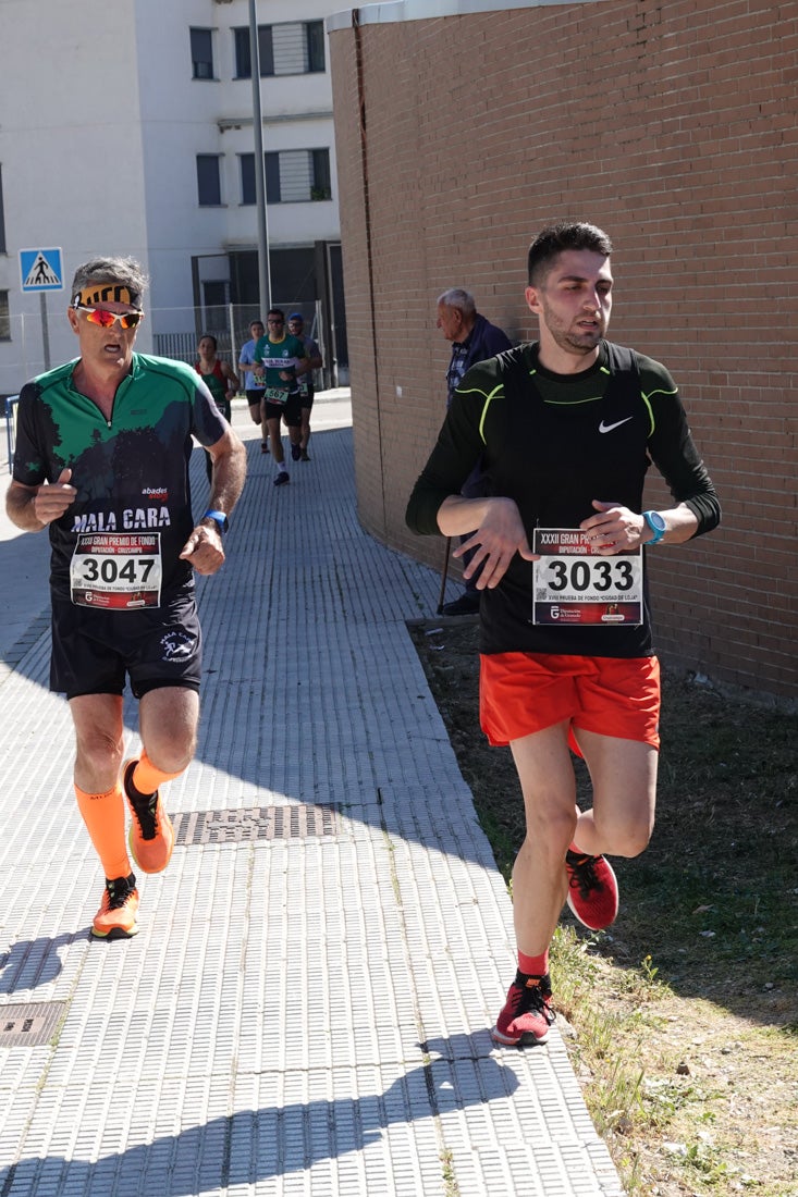 A algunos participantes parece que los 10 kilómetros del reccorido de la prueba de fondo de Loja se les hace leve a tenor de sus sonrisas y buen rollo. Otros en cambio parecen sufrir más o simplemente se concentran para disfrutar de la carrera.