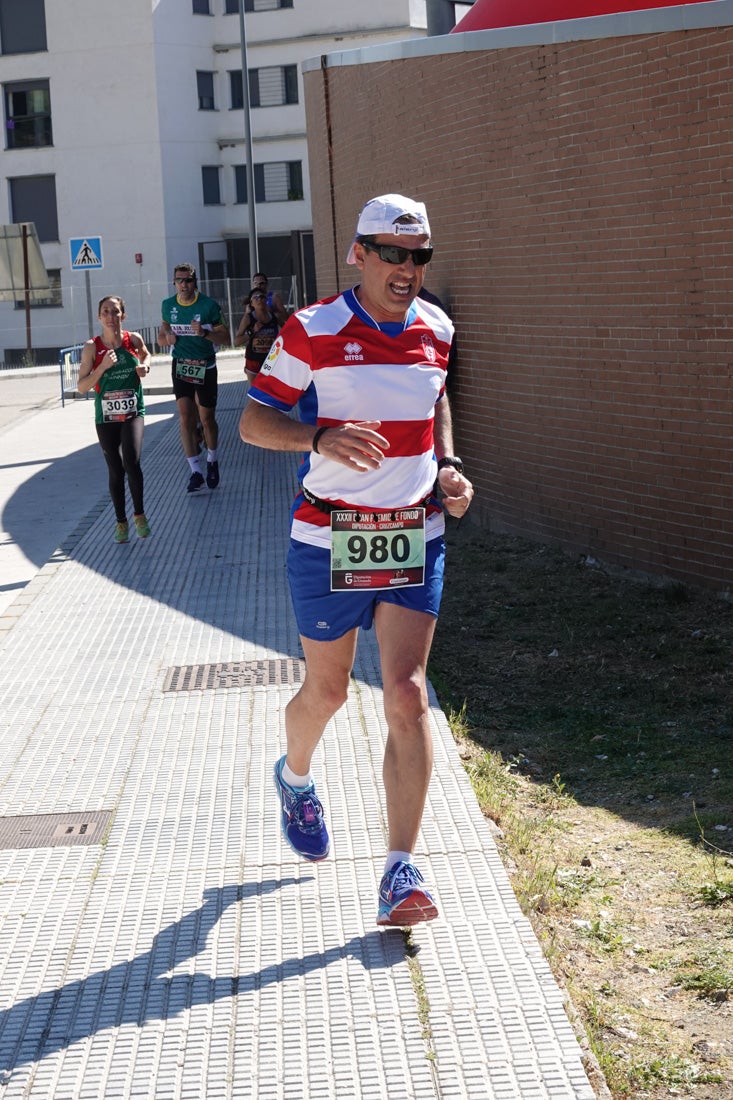 A algunos participantes parece que los 10 kilómetros del reccorido de la prueba de fondo de Loja se les hace leve a tenor de sus sonrisas y buen rollo. Otros en cambio parecen sufrir más o simplemente se concentran para disfrutar de la carrera.