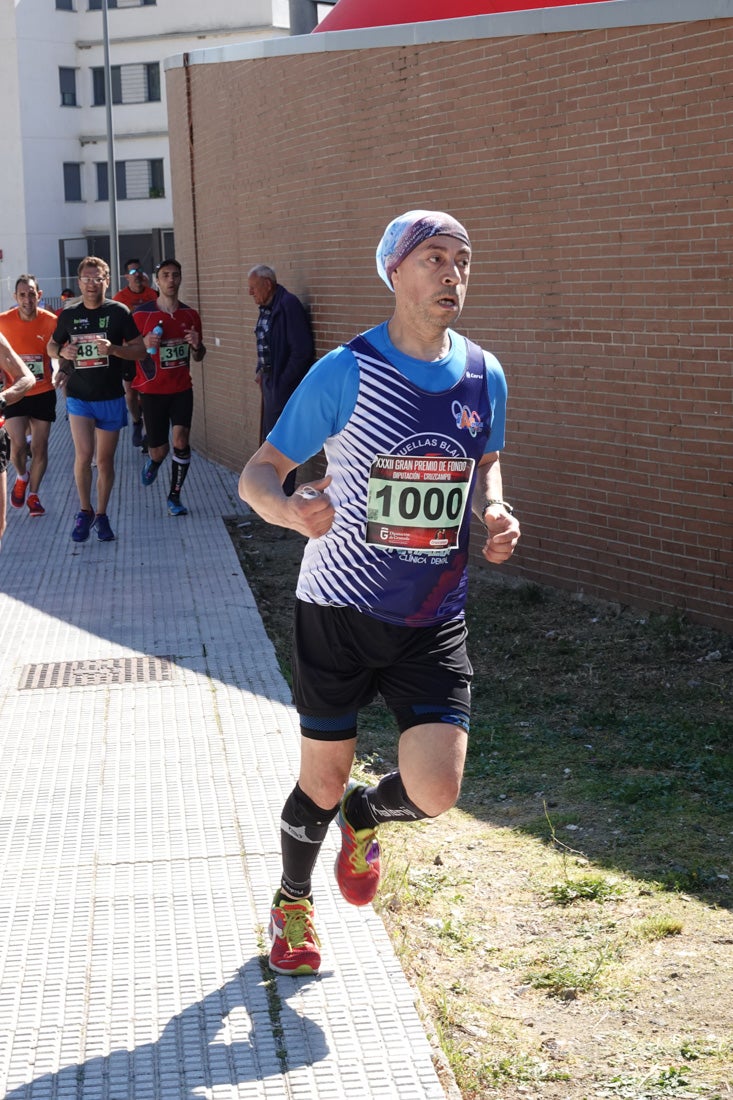 A algunos participantes parece que los 10 kilómetros del reccorido de la prueba de fondo de Loja se les hace leve a tenor de sus sonrisas y buen rollo. Otros en cambio parecen sufrir más o simplemente se concentran para disfrutar de la carrera.