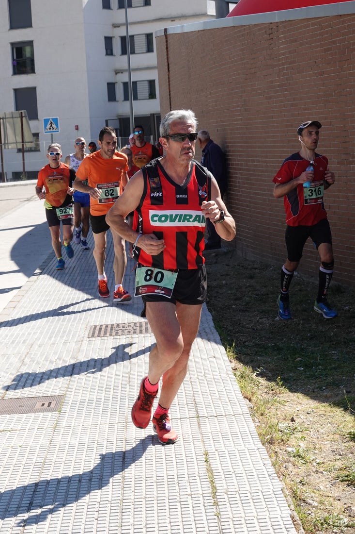 A algunos participantes parece que los 10 kilómetros del reccorido de la prueba de fondo de Loja se les hace leve a tenor de sus sonrisas y buen rollo. Otros en cambio parecen sufrir más o simplemente se concentran para disfrutar de la carrera.