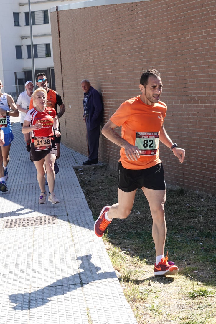 A algunos participantes parece que los 10 kilómetros del reccorido de la prueba de fondo de Loja se les hace leve a tenor de sus sonrisas y buen rollo. Otros en cambio parecen sufrir más o simplemente se concentran para disfrutar de la carrera.