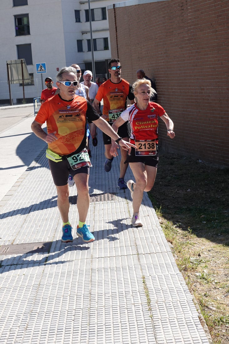 A algunos participantes parece que los 10 kilómetros del reccorido de la prueba de fondo de Loja se les hace leve a tenor de sus sonrisas y buen rollo. Otros en cambio parecen sufrir más o simplemente se concentran para disfrutar de la carrera.