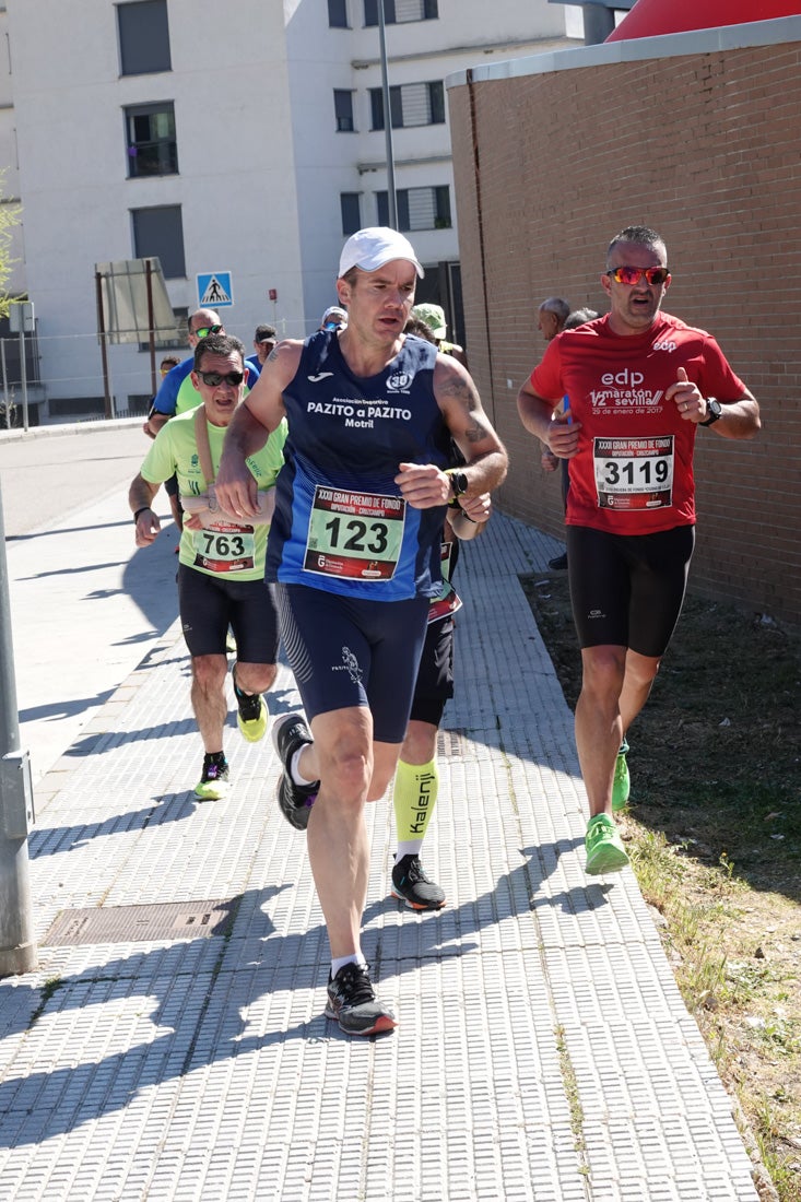 A algunos participantes parece que los 10 kilómetros del reccorido de la prueba de fondo de Loja se les hace leve a tenor de sus sonrisas y buen rollo. Otros en cambio parecen sufrir más o simplemente se concentran para disfrutar de la carrera.