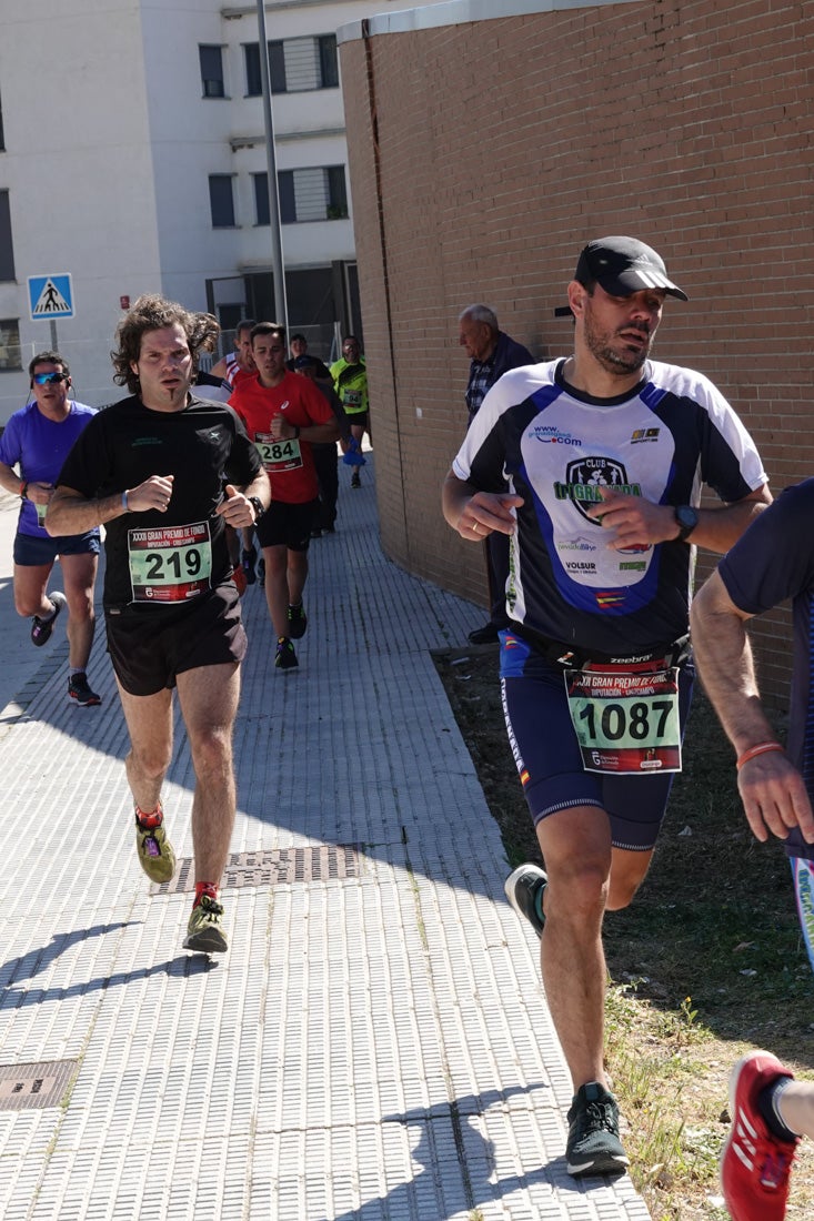 A algunos participantes parece que los 10 kilómetros del reccorido de la prueba de fondo de Loja se les hace leve a tenor de sus sonrisas y buen rollo. Otros en cambio parecen sufrir más o simplemente se concentran para disfrutar de la carrera.