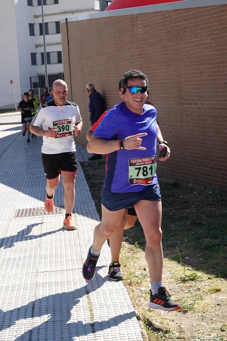 A algunos participantes parece que los 10 kilómetros del reccorido de la prueba de fondo de Loja se les hace leve a tenor de sus sonrisas y buen rollo. Otros en cambio parecen sufrir más o simplemente se concentran para disfrutar de la carrera.