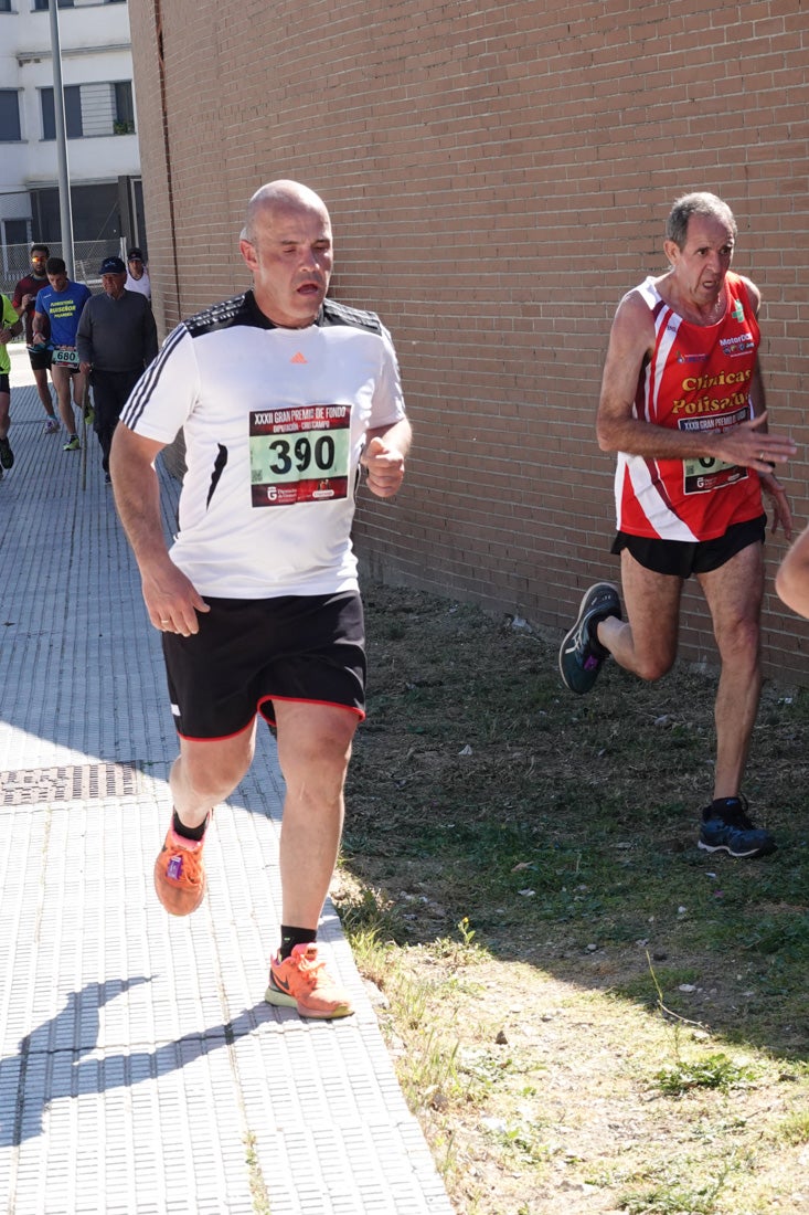 A algunos participantes parece que los 10 kilómetros del reccorido de la prueba de fondo de Loja se les hace leve a tenor de sus sonrisas y buen rollo. Otros en cambio parecen sufrir más o simplemente se concentran para disfrutar de la carrera.