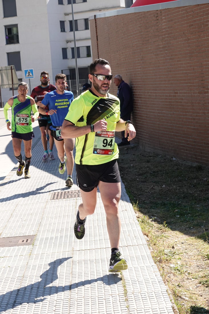 A algunos participantes parece que los 10 kilómetros del reccorido de la prueba de fondo de Loja se les hace leve a tenor de sus sonrisas y buen rollo. Otros en cambio parecen sufrir más o simplemente se concentran para disfrutar de la carrera.