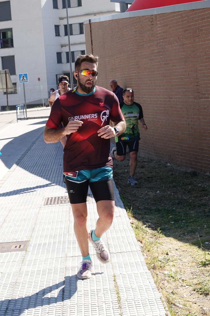 A algunos participantes parece que los 10 kilómetros del reccorido de la prueba de fondo de Loja se les hace leve a tenor de sus sonrisas y buen rollo. Otros en cambio parecen sufrir más o simplemente se concentran para disfrutar de la carrera.