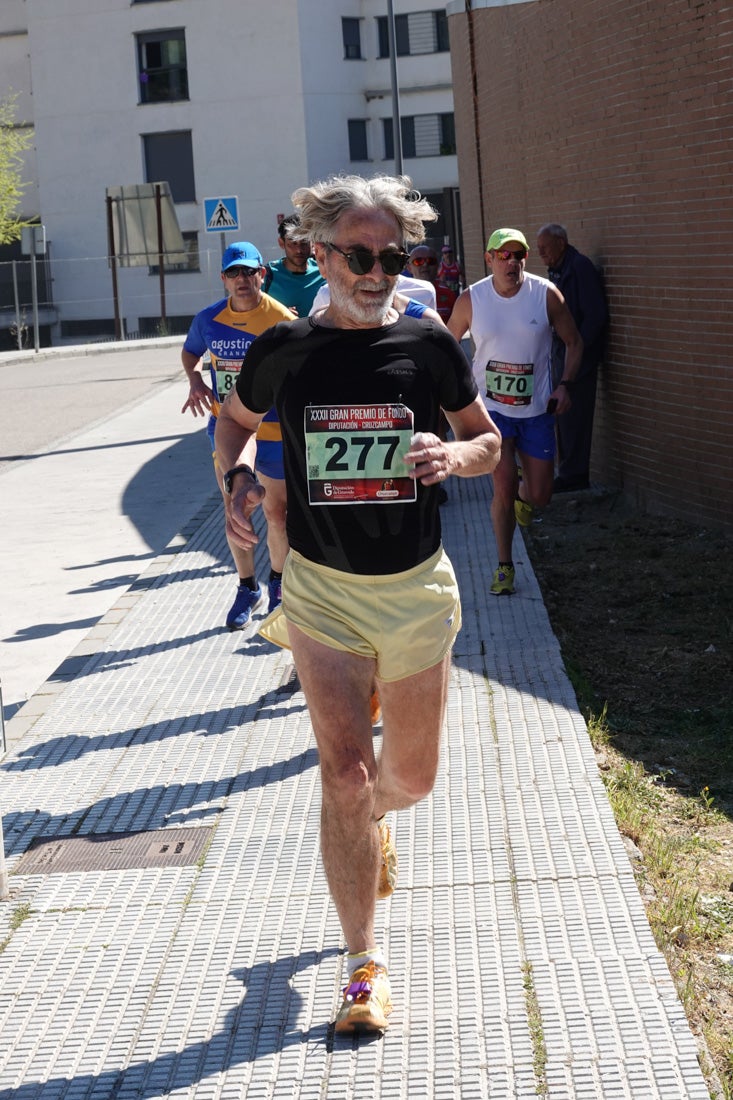 A algunos participantes parece que los 10 kilómetros del reccorido de la prueba de fondo de Loja se les hace leve a tenor de sus sonrisas y buen rollo. Otros en cambio parecen sufrir más o simplemente se concentran para disfrutar de la carrera.