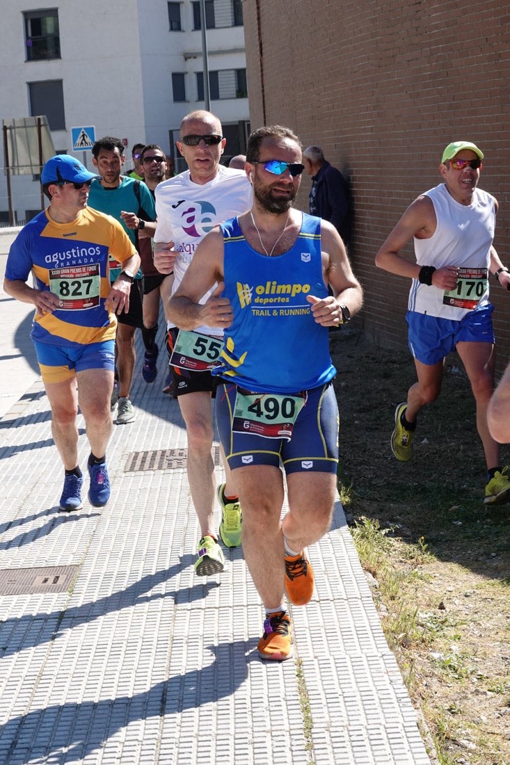 A algunos participantes parece que los 10 kilómetros del reccorido de la prueba de fondo de Loja se les hace leve a tenor de sus sonrisas y buen rollo. Otros en cambio parecen sufrir más o simplemente se concentran para disfrutar de la carrera.