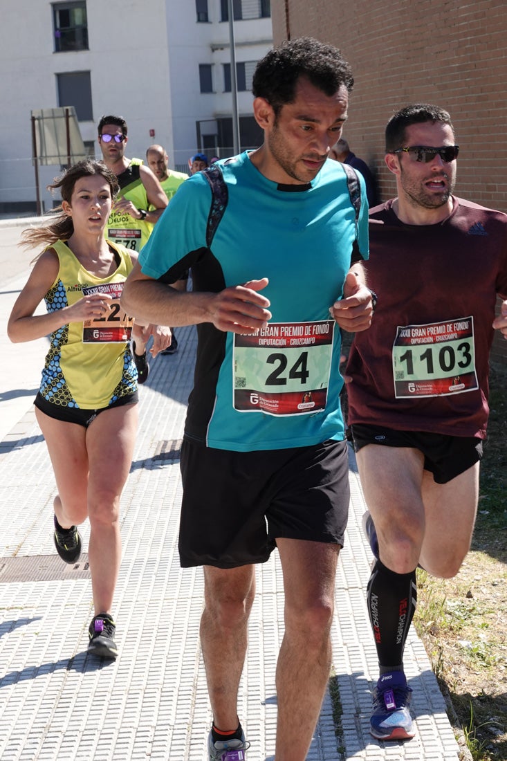 A algunos participantes parece que los 10 kilómetros del reccorido de la prueba de fondo de Loja se les hace leve a tenor de sus sonrisas y buen rollo. Otros en cambio parecen sufrir más o simplemente se concentran para disfrutar de la carrera.