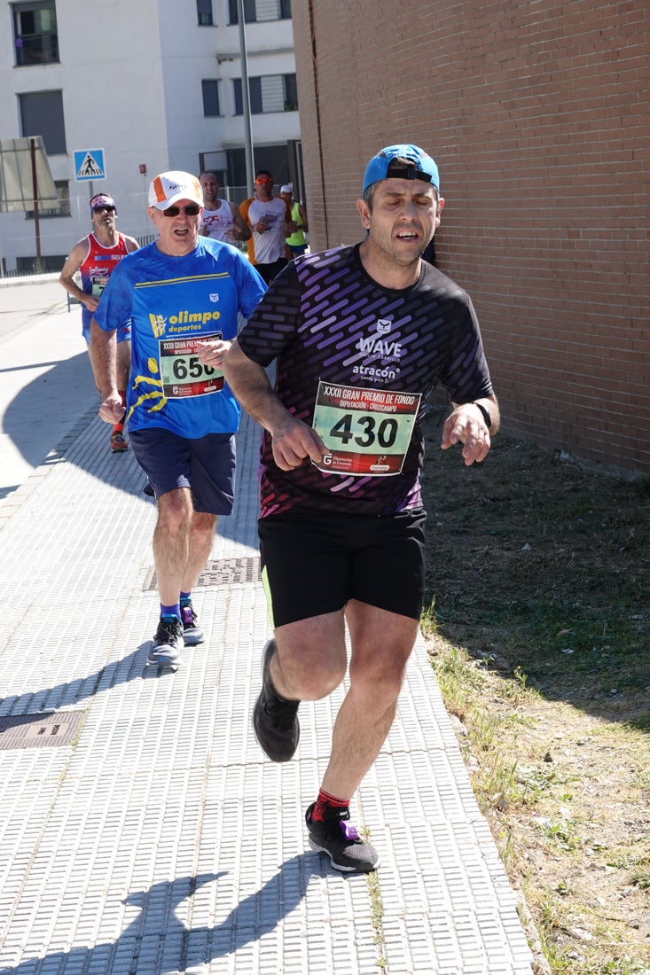 A algunos participantes parece que los 10 kilómetros del reccorido de la prueba de fondo de Loja se les hace leve a tenor de sus sonrisas y buen rollo. Otros en cambio parecen sufrir más o simplemente se concentran para disfrutar de la carrera.