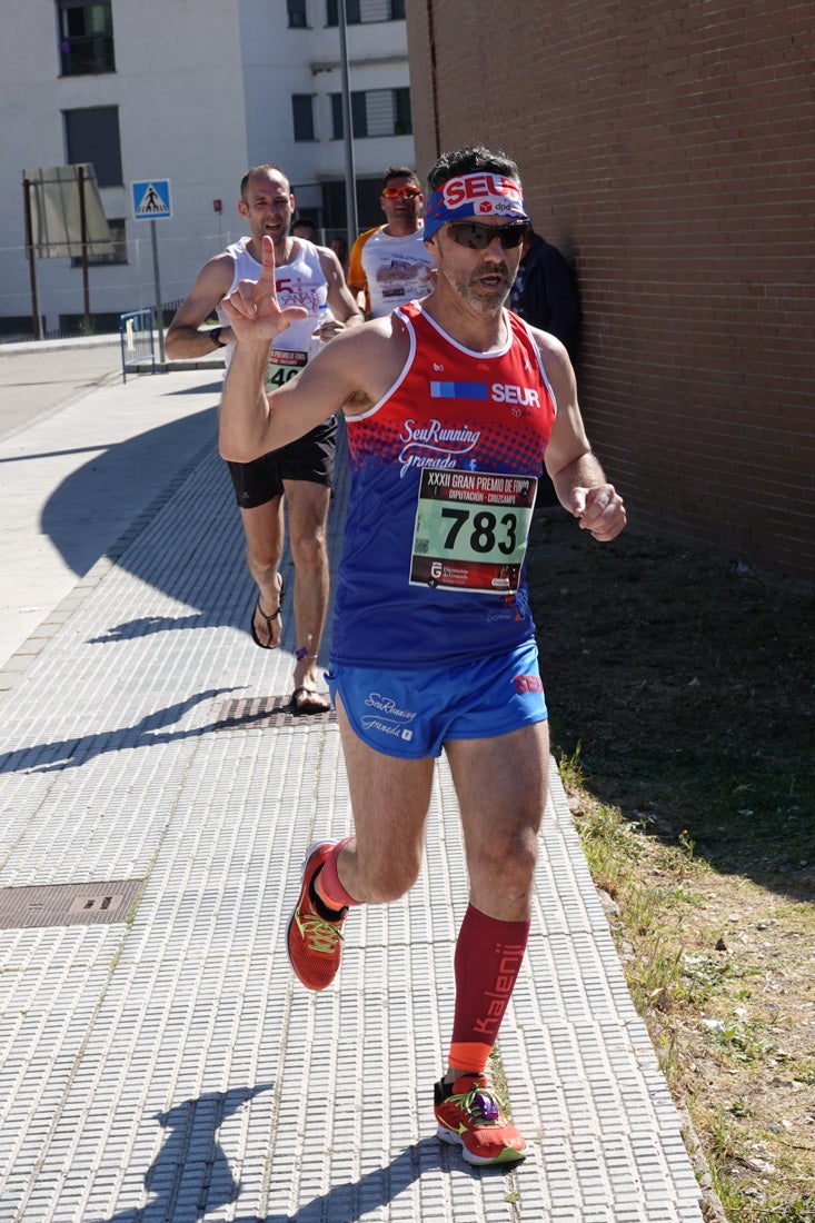 A algunos participantes parece que los 10 kilómetros del reccorido de la prueba de fondo de Loja se les hace leve a tenor de sus sonrisas y buen rollo. Otros en cambio parecen sufrir más o simplemente se concentran para disfrutar de la carrera.