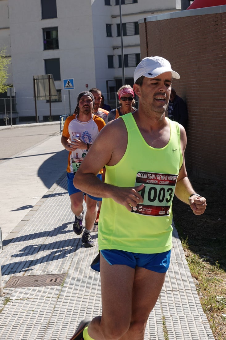 A algunos participantes parece que los 10 kilómetros del reccorido de la prueba de fondo de Loja se les hace leve a tenor de sus sonrisas y buen rollo. Otros en cambio parecen sufrir más o simplemente se concentran para disfrutar de la carrera.