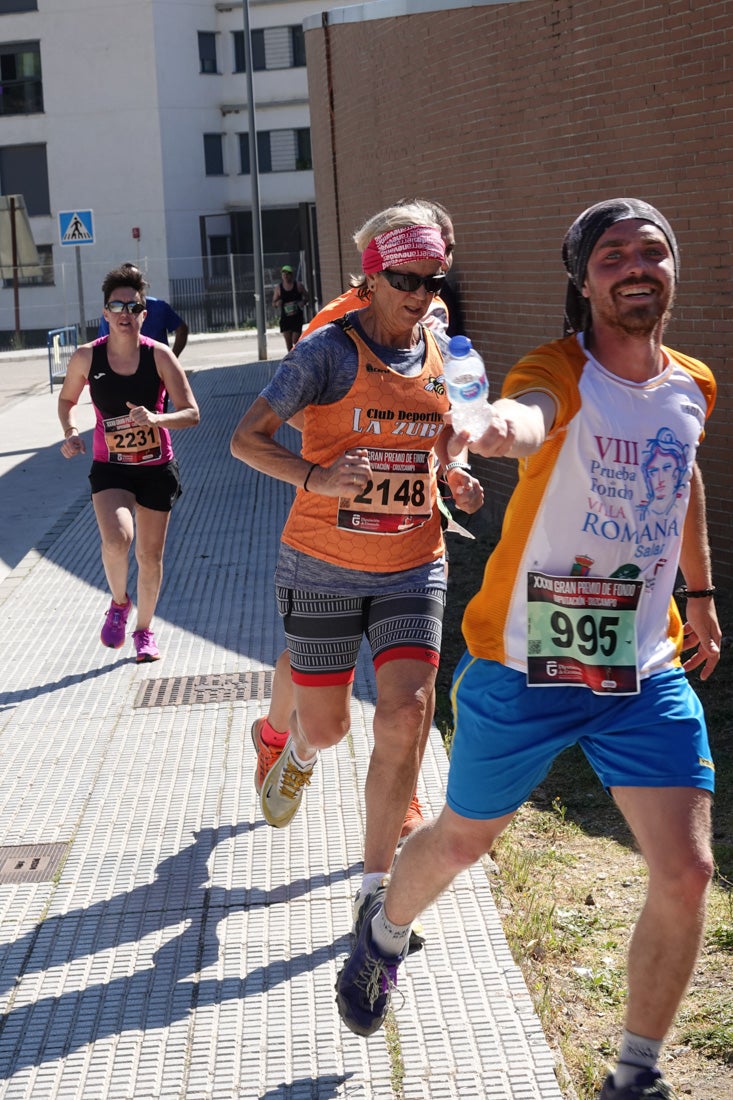 A algunos participantes parece que los 10 kilómetros del reccorido de la prueba de fondo de Loja se les hace leve a tenor de sus sonrisas y buen rollo. Otros en cambio parecen sufrir más o simplemente se concentran para disfrutar de la carrera.