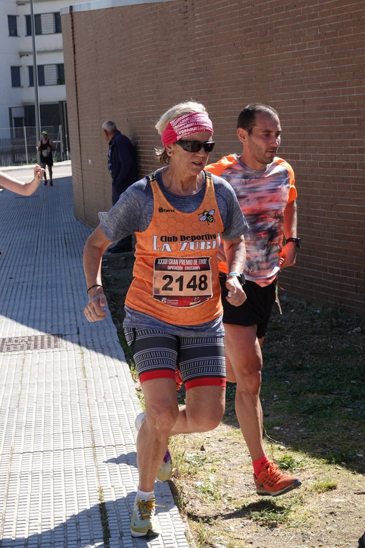 A algunos participantes parece que los 10 kilómetros del reccorido de la prueba de fondo de Loja se les hace leve a tenor de sus sonrisas y buen rollo. Otros en cambio parecen sufrir más o simplemente se concentran para disfrutar de la carrera.