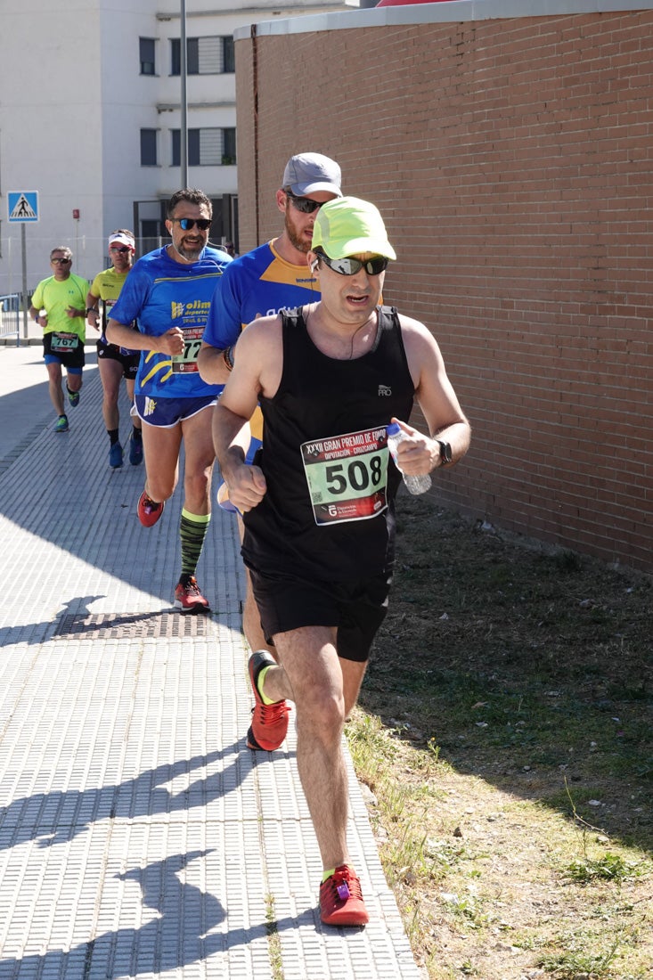 A algunos participantes parece que los 10 kilómetros del reccorido de la prueba de fondo de Loja se les hace leve a tenor de sus sonrisas y buen rollo. Otros en cambio parecen sufrir más o simplemente se concentran para disfrutar de la carrera.