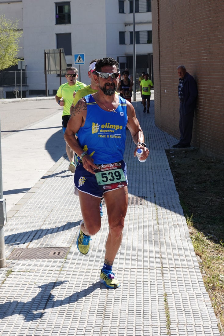 A algunos participantes parece que los 10 kilómetros del reccorido de la prueba de fondo de Loja se les hace leve a tenor de sus sonrisas y buen rollo. Otros en cambio parecen sufrir más o simplemente se concentran para disfrutar de la carrera.