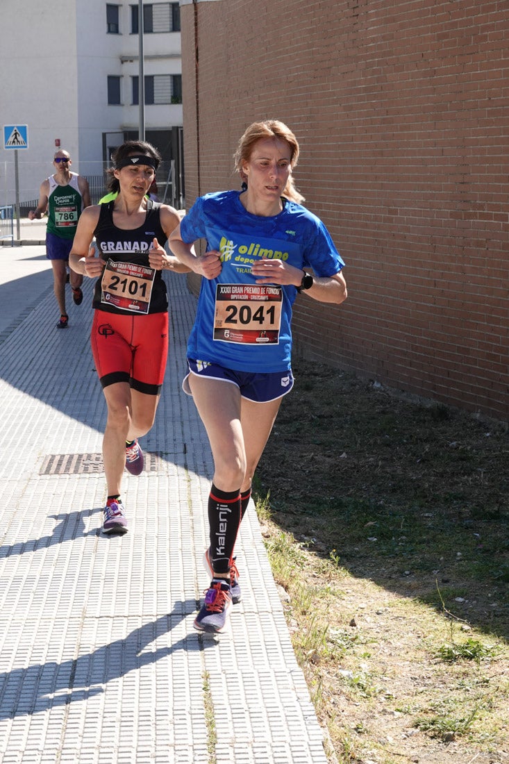 A algunos participantes parece que los 10 kilómetros del reccorido de la prueba de fondo de Loja se les hace leve a tenor de sus sonrisas y buen rollo. Otros en cambio parecen sufrir más o simplemente se concentran para disfrutar de la carrera.