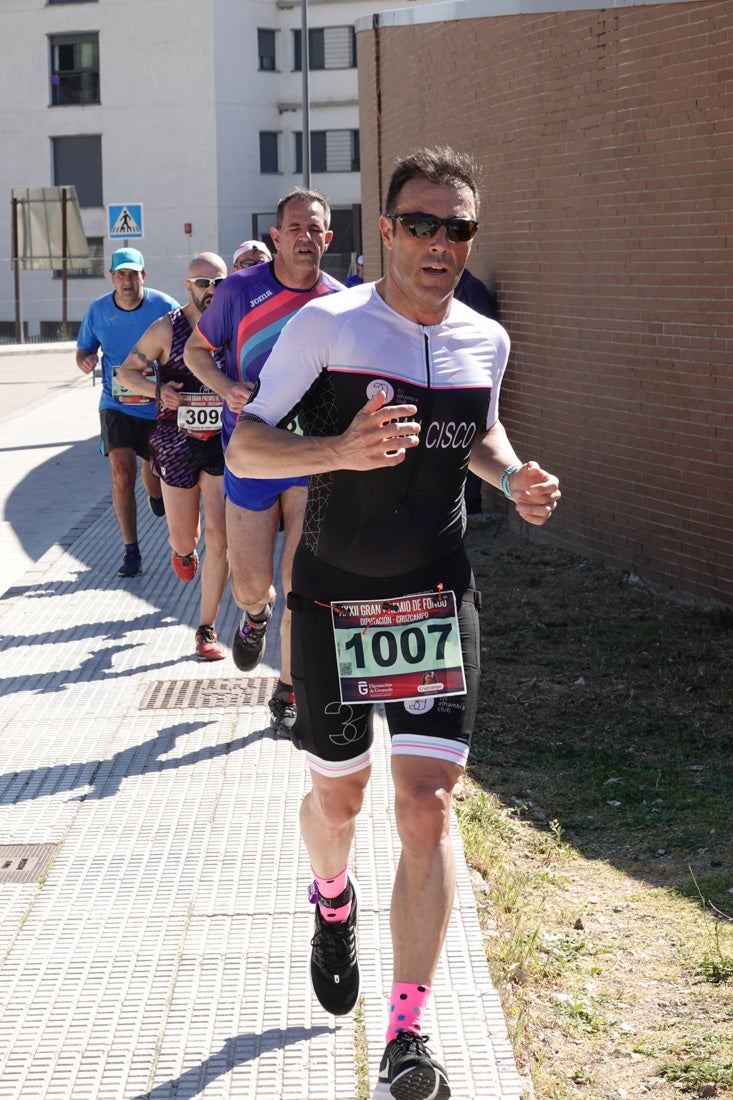 A algunos participantes parece que los 10 kilómetros del reccorido de la prueba de fondo de Loja se les hace leve a tenor de sus sonrisas y buen rollo. Otros en cambio parecen sufrir más o simplemente se concentran para disfrutar de la carrera.