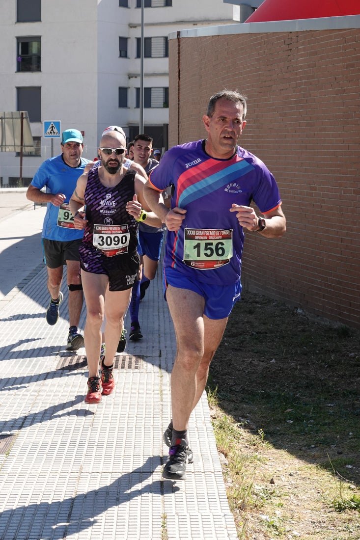 A algunos participantes parece que los 10 kilómetros del reccorido de la prueba de fondo de Loja se les hace leve a tenor de sus sonrisas y buen rollo. Otros en cambio parecen sufrir más o simplemente se concentran para disfrutar de la carrera.