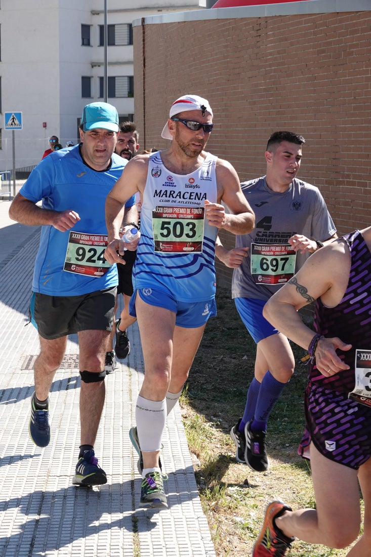 A algunos participantes parece que los 10 kilómetros del reccorido de la prueba de fondo de Loja se les hace leve a tenor de sus sonrisas y buen rollo. Otros en cambio parecen sufrir más o simplemente se concentran para disfrutar de la carrera.