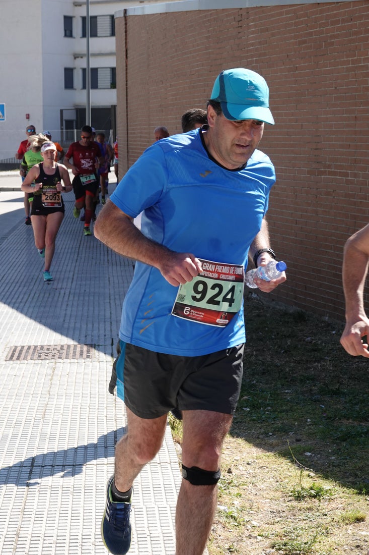 A algunos participantes parece que los 10 kilómetros del reccorido de la prueba de fondo de Loja se les hace leve a tenor de sus sonrisas y buen rollo. Otros en cambio parecen sufrir más o simplemente se concentran para disfrutar de la carrera.