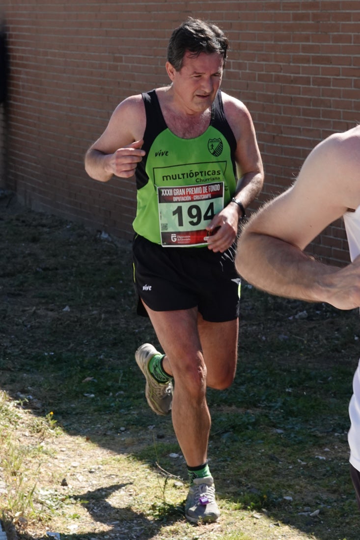 A algunos participantes parece que los 10 kilómetros del reccorido de la prueba de fondo de Loja se les hace leve a tenor de sus sonrisas y buen rollo. Otros en cambio parecen sufrir más o simplemente se concentran para disfrutar de la carrera.